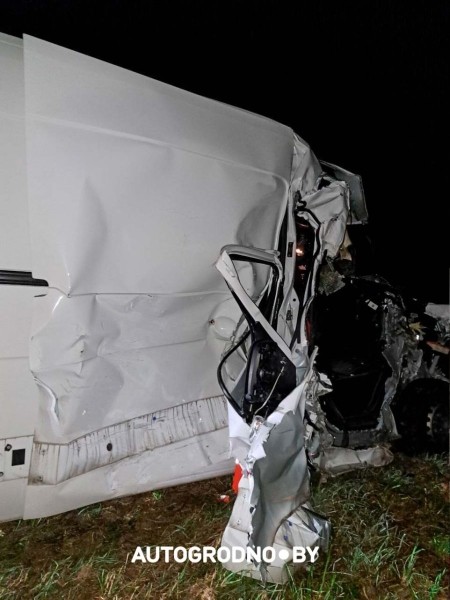 В семейный экипаж белорусских дальнобойщиков жестко врезался француз под Парижем В семейный экипаж белорусских дальнобойщиков жестко врезался француз под Парижем