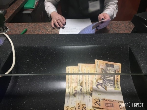 Статистика Нацбанка показала, как белорусы реагируют на дорогой доллар