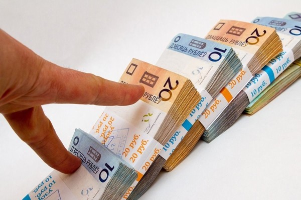 Парикмахер, прораб, директор: кому в Беларуси платят зарплату 10 тысяч и больше?