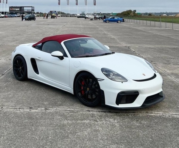 В Польше с закрытого паркинга угнали Porsche белоруса