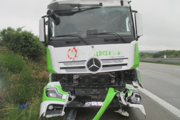 В Германии пьяный белорус на фуре устроил два ДТП подряд В Германии пьяный белорус на фуре устроил два ДТП подряд