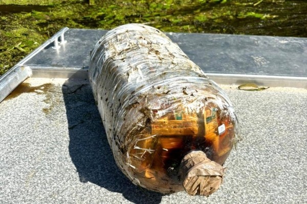 В Литву приплыла 19-литровая бутылка с белорусскими сигаретами