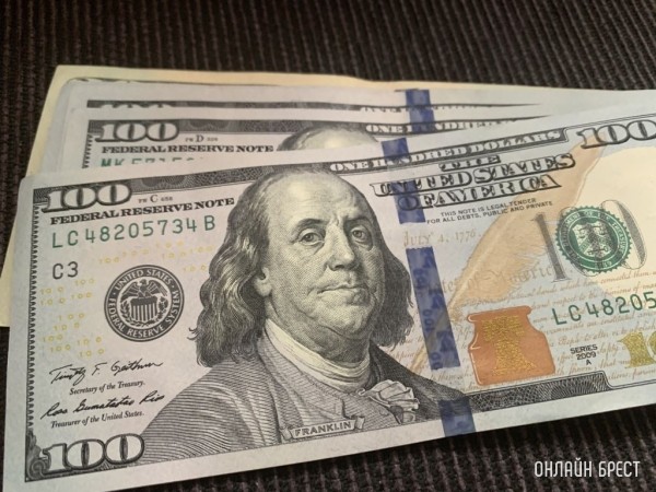 Белорусы уже полгода больше сдают валюту, чем покупают Белорусы уже полгода больше сдают валюту, чем покупают