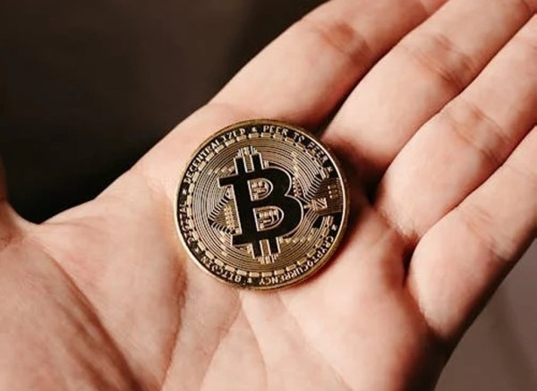 Цена биткоина впервые в истории поднялась выше $106 тыс.