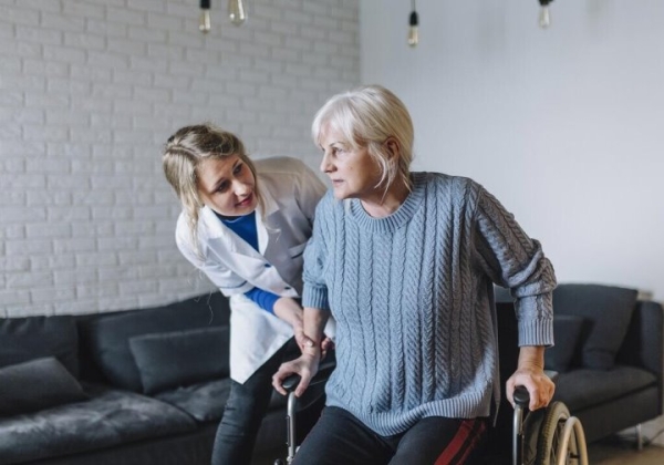 На сколько вырастут зарплаты работников соцобслуживания? Рассказали в Минтруда