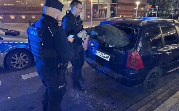 Пьяный белорус в Варшаве разбил окно машины и уснул внутри
