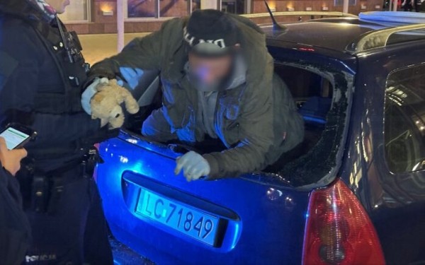 Пьяный белорус в Варшаве разбил окно машины и уснул внутри