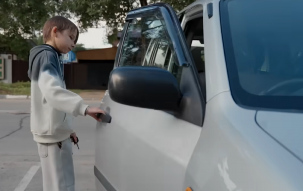 В 20 лет парень выглядит как ребенок